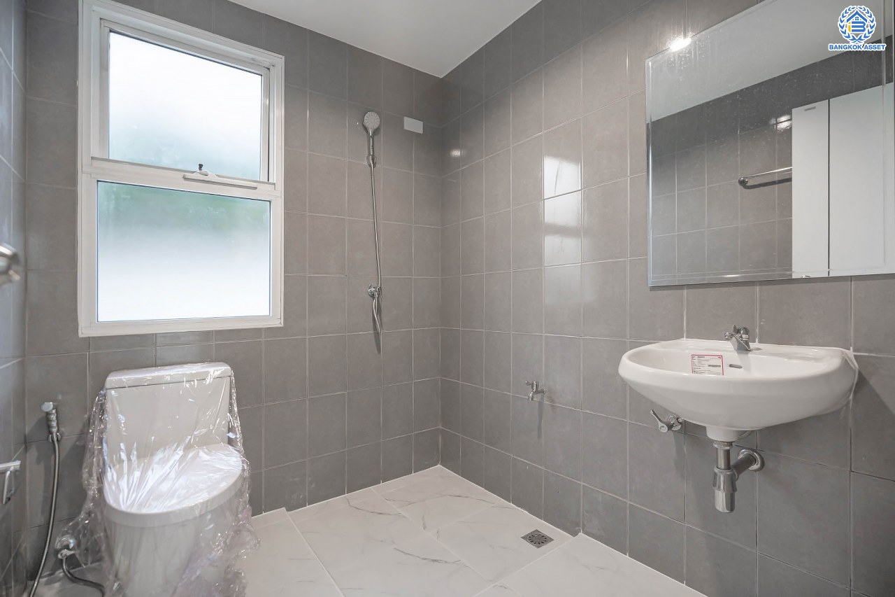 บ้านมือสองตกแต่งใหม่ โครงการ ชลลดา วัดลาดปลาดุก คุณภาพระดับ L&H บนเนื้อที่ 51.3 ตร.ว. ฟังก์ชัน 3 ห้องนอน 2 ห้องน้ำ 1 ที่จอดรถ บนทำเลศักยภาพ เชื่อมต่อหลายเส้นทาง ใกล้รถไฟฟ้าสายสีม่วง "สถานีคลองบางไผ่" และเซ็นทรัลเวสท์เกต...